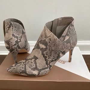 Fergalicious snake booties NEW 39/9